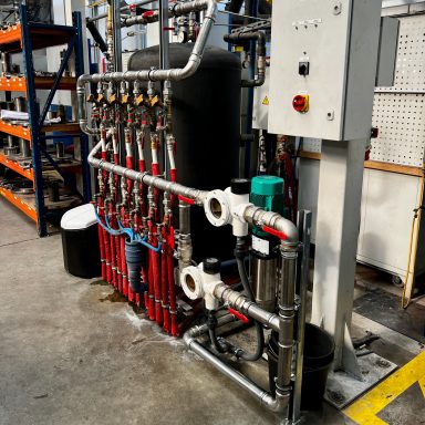 Systemkühlung Verteiler Industrie Verteilung einer Systemkühlung mit Umwälzpumpe, Filter, Armaturen und Rohrleitungen für mehrere Spezialmaschinen in einem Industriebetrieb