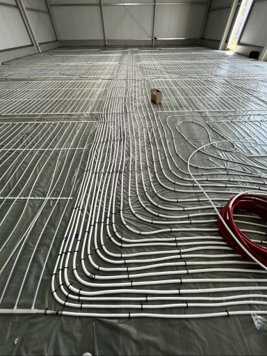 Betonkernaktivierung Betriebshalle Verlegte Fußbodenheizungsrohre in mehreren Heizkreisen vor dem Einbringen des Estrichs